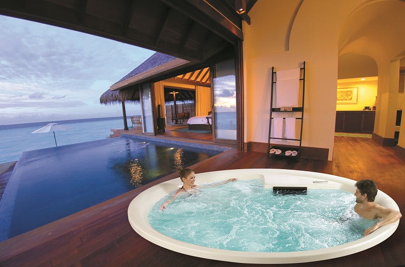 Acrylic là chất liệu cao cấp được sử dụng cho bồn tắm jacuzzi ngoài trời