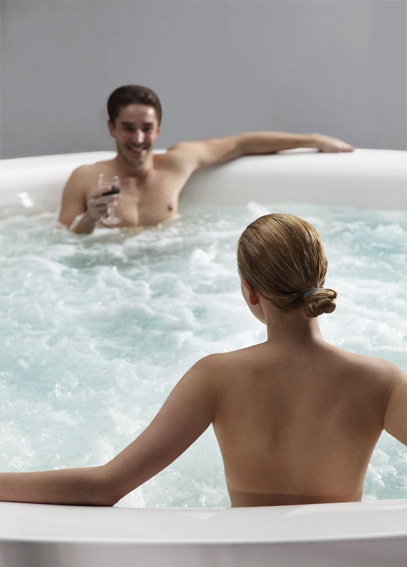 Sử dụng Jacuzzi thường xuyên là phương pháp giúp cải thiện làn da sáng khỏe và mềm ẩm