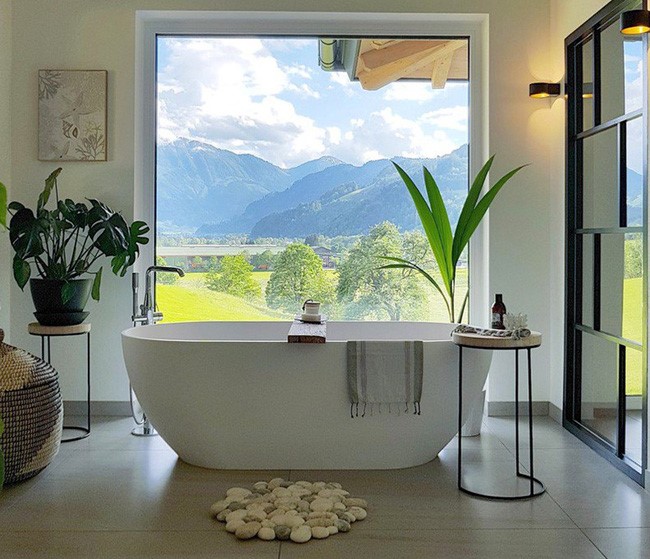 Cây xanh chính là lựa chọn hoàn hảo cho phòng tắm scandinavian