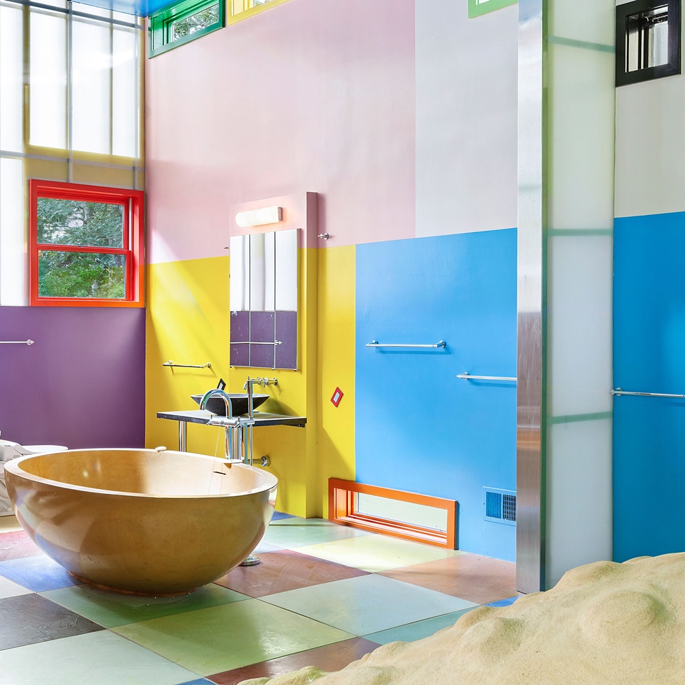 Phòng tắm color block là sự kết hợp hoàn hảo của những khối màu