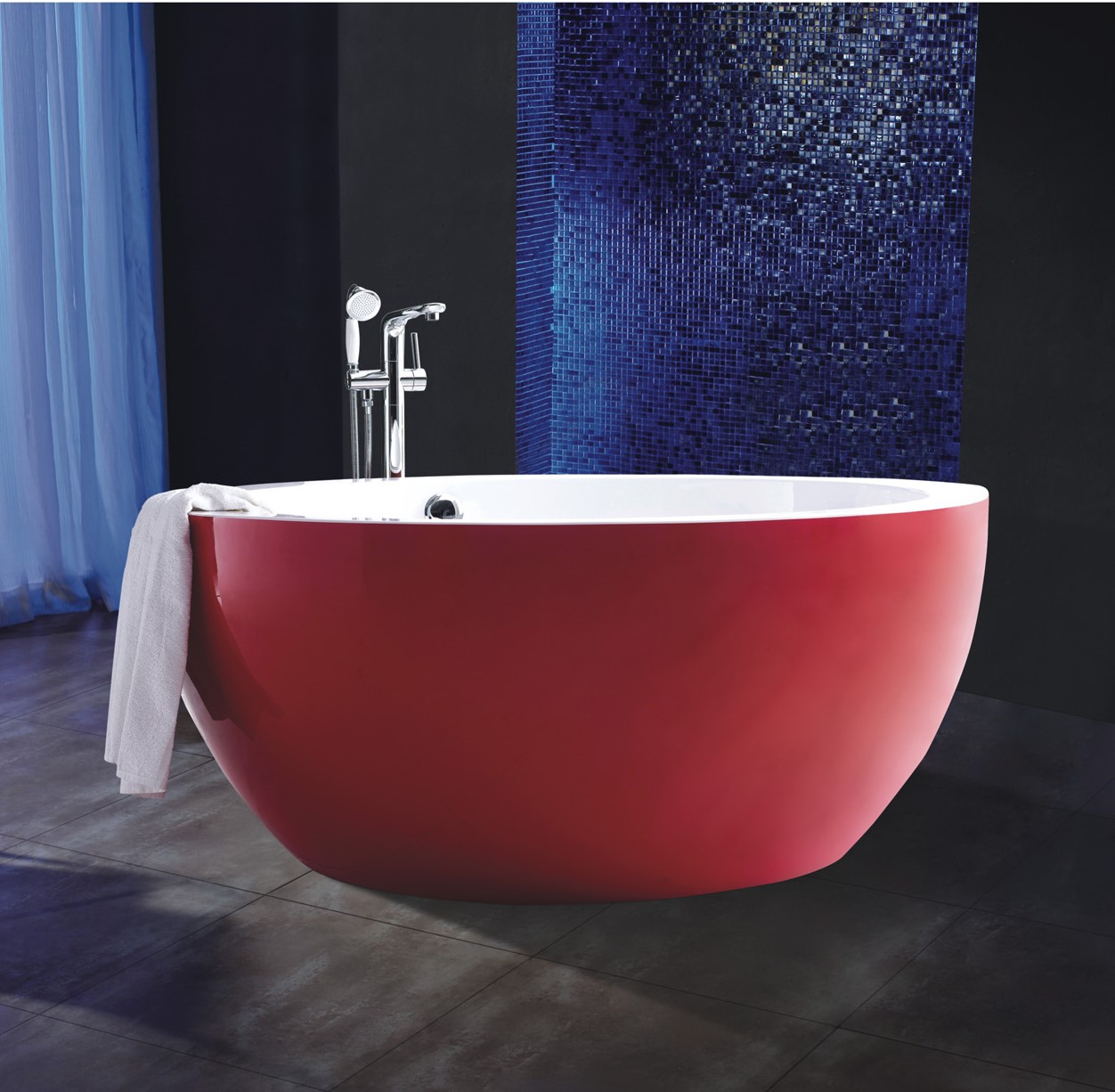 Bồn tắm là nội thất không thể thiếu trong phòng tắm color block