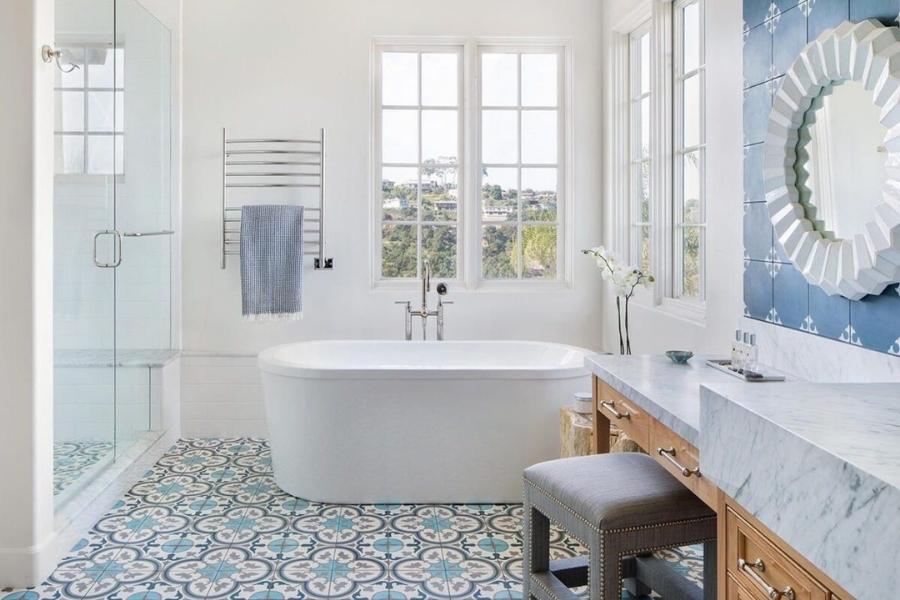 Phòng tắm phong cách Địa Trung Hải ưu tiên lựa chọn những màu sắc tươi sáng