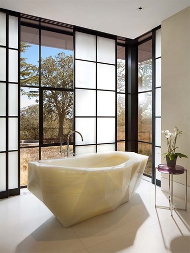 Mẫu bồn tắm bằng đá sang chảnh cho những căn phòng tắm sang trọng.
