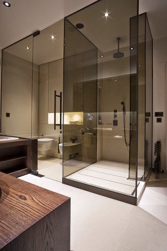 Vách tắm kính giúp căn phòng trở nên hiện đại