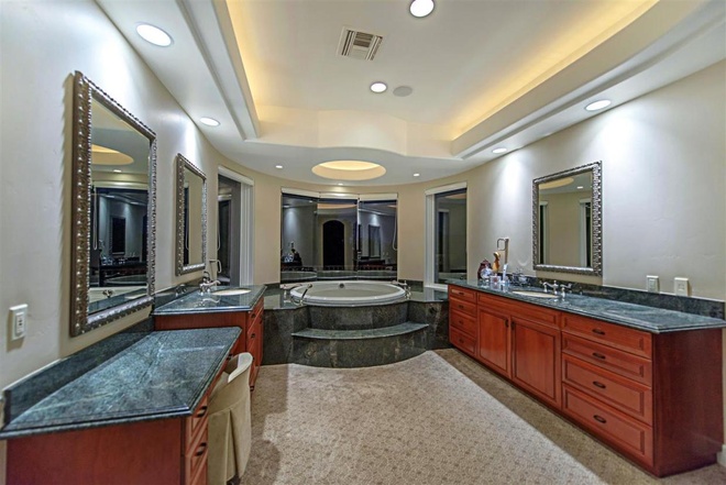 Phòng tắm của cựu vô địch quyền anh thế giới Mike Tyson