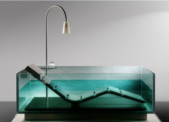 Chiếc bồn tắm bằng kính trong suốt cung cấp cho bạn cả chỗ nằm thư thái ngay trong bồn
