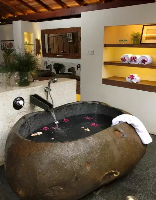 Thiết kế bồn tắm bằng đá độc đáo tạo cảm giác gần gũi với thiên nhiên
