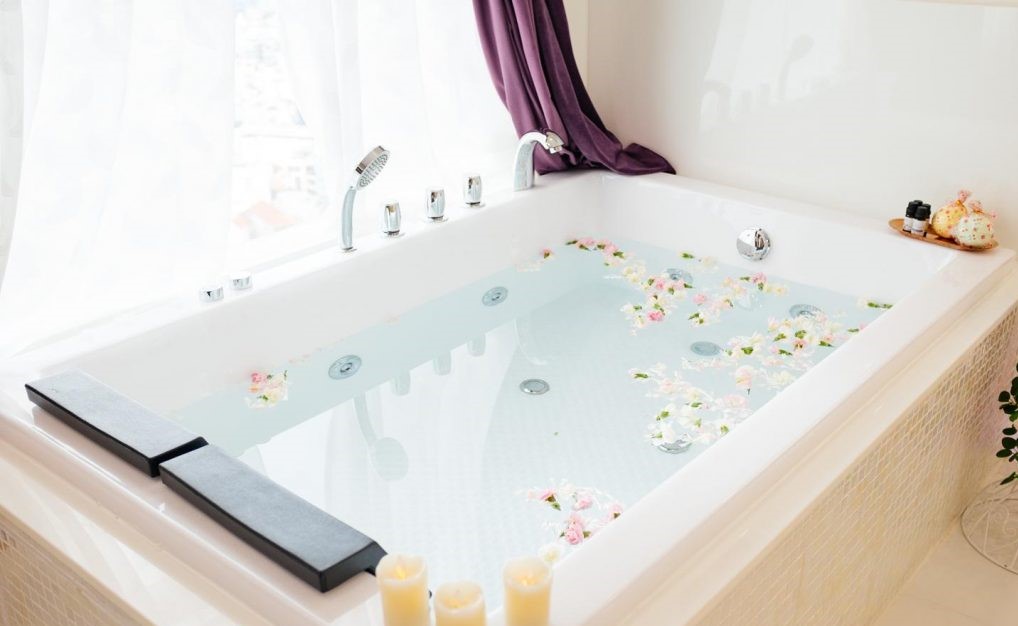 Bồn tắm đôi mang lại không gian lãng mạn cho tình yêu
