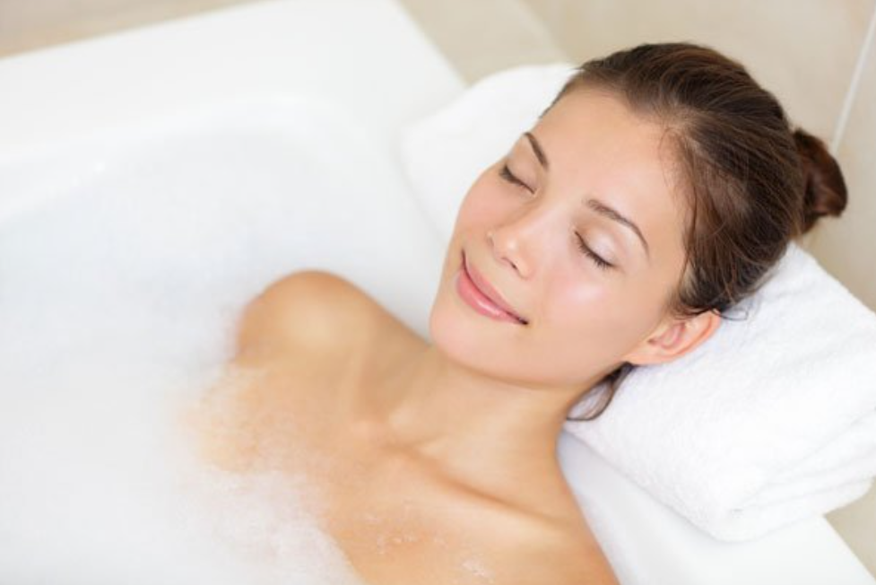 Ngâm người trong nước nóng có thể giúp bạn giảm đau