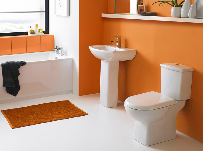 Căn phòng tắm tinh tế với tông cam nhẹ nhàng và đồ nội thất trắng bắt mắt