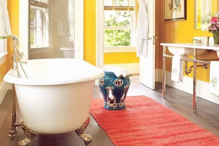 Bức tường được sơn vàng cùng những món đồ nội thất tinh tế tạo vẻ sang chảnh cho căn phòng tắm Căn phòng tắm tinh tế với tông cam nhẹ nhàng và đồ nội thất trắng bắt mắt