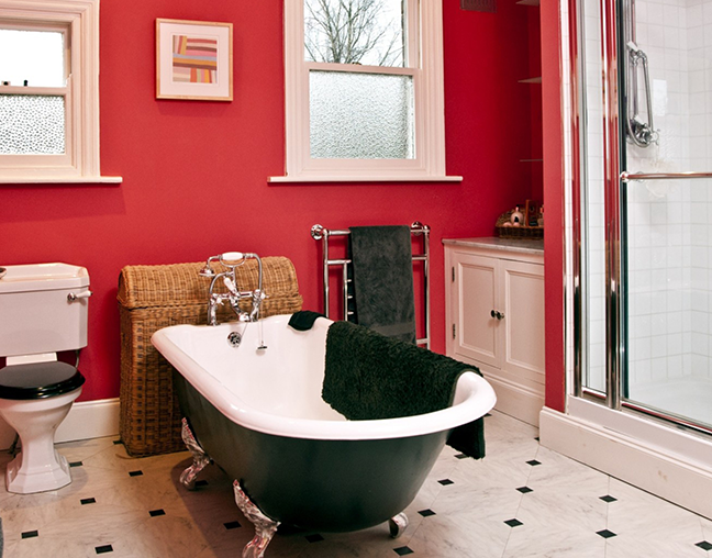 Thiết kế nhà tắm đứng với tường gạch tông màu trắng