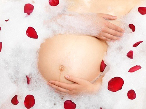 Phụ nữ mang thai nên hạn chế ngâm nước nóng