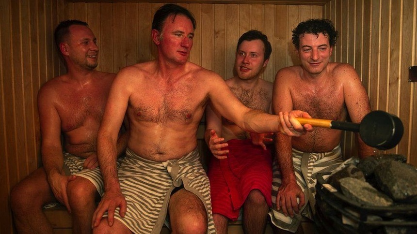 Phóng viên của BBC James Landale (phải) trải nghiệm xông hơi với các nhà ngoại giao Phần Lan