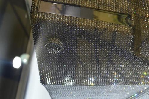 Bồn cầu Swarovski qua nhiều góc nhìn