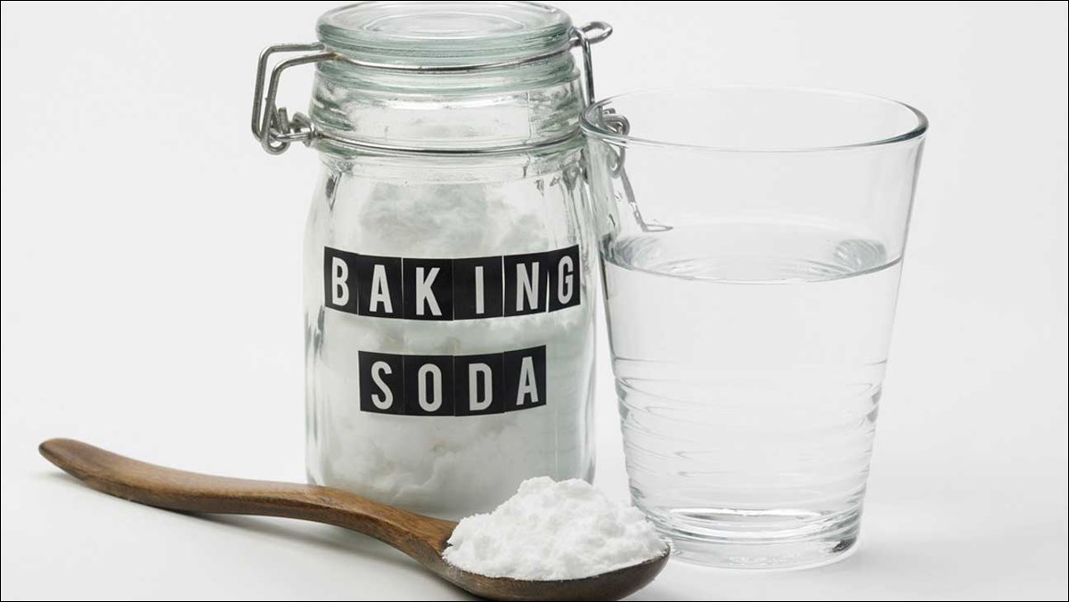 Baking soda làm sạch bồn tắm tráng men cũ