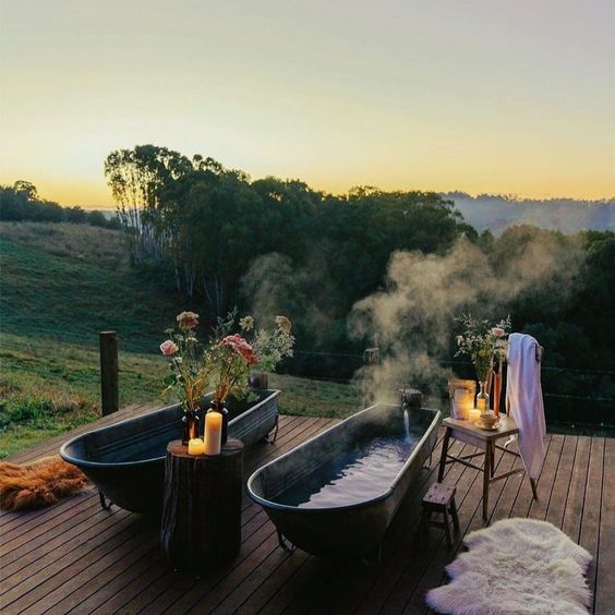 Nhà tắm ngoài trời mang phong cách Địa Trung Hải