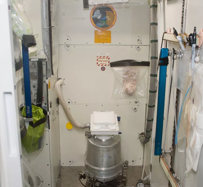 Toilet trên Trạm vũ trụ quốc tế với giá 19 triệu USD