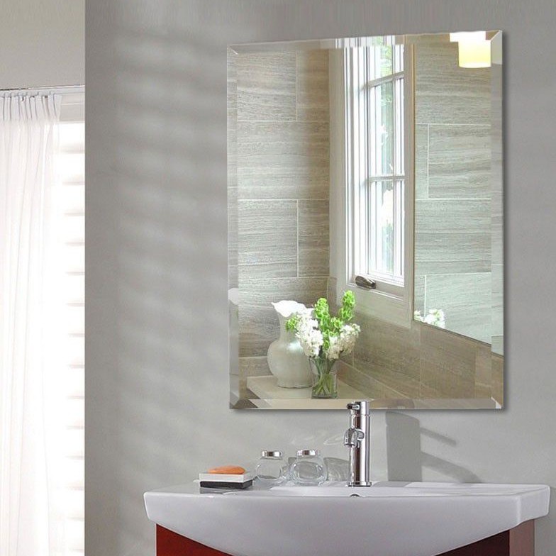 Gương treo tường dạng truyền thống có thiết kế đơn giản, thanh lịch 