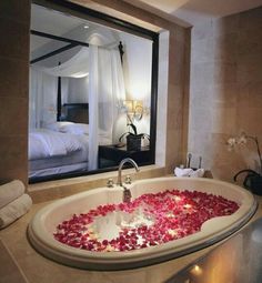 Tắm trắng với cánh hoa hồng nguyên chất