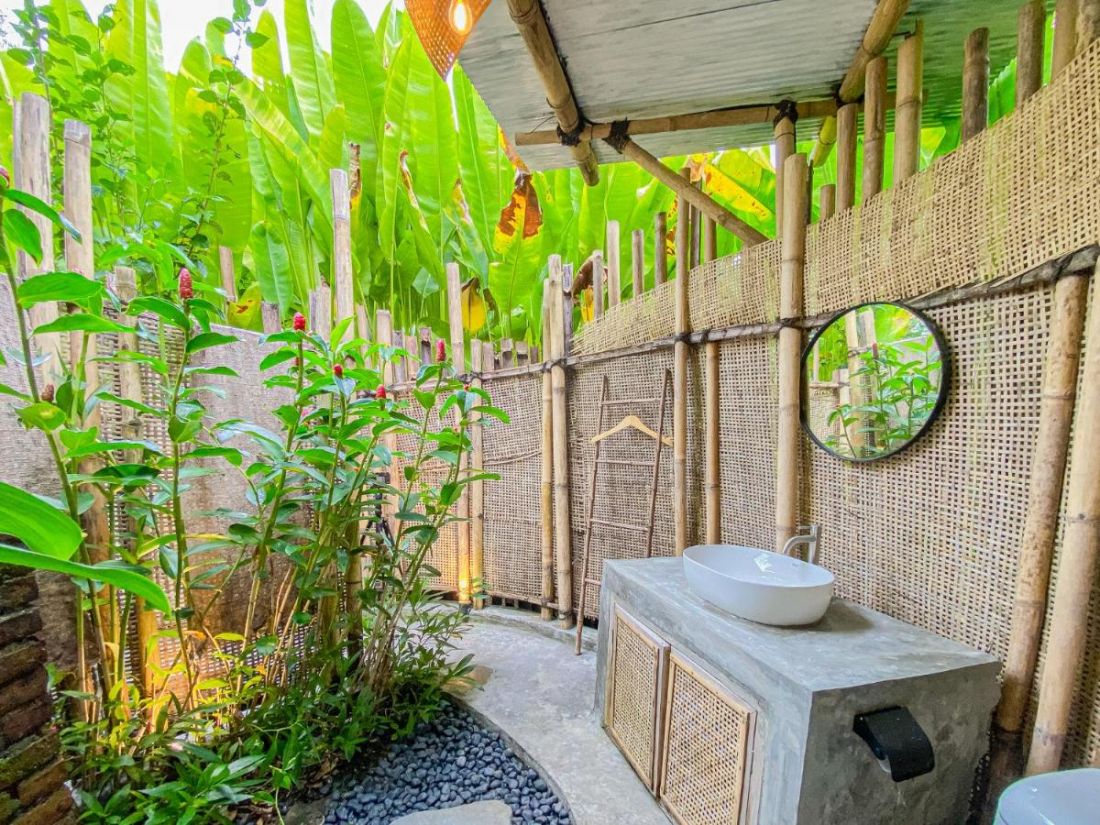 Nhà tắm ngoài trời bình dị, tối giản