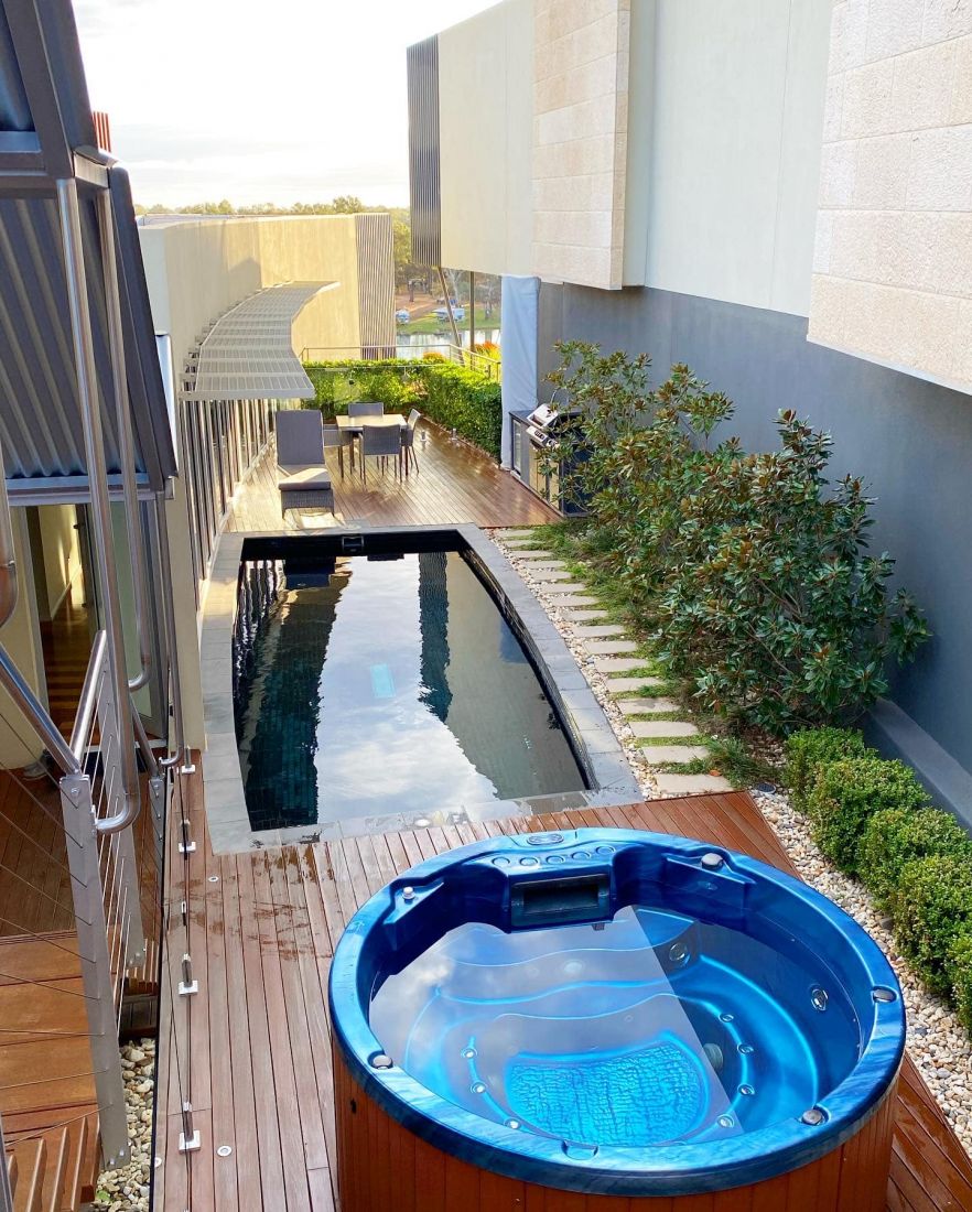 Nhà tắm ngoài trời kết hợp bể bơi