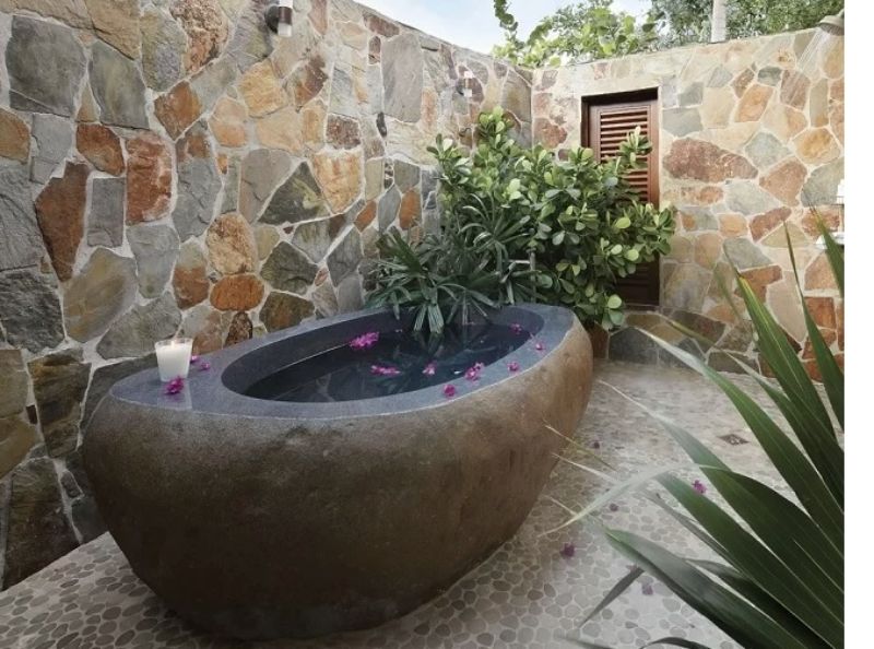 Bồn tắm đá tự nhiên bazan phù hợp không gian spa ngoài trời