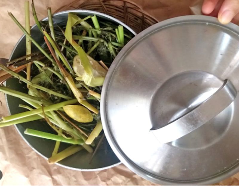 Cho nồi vào phòng xông chuẩn bị xông cho bé