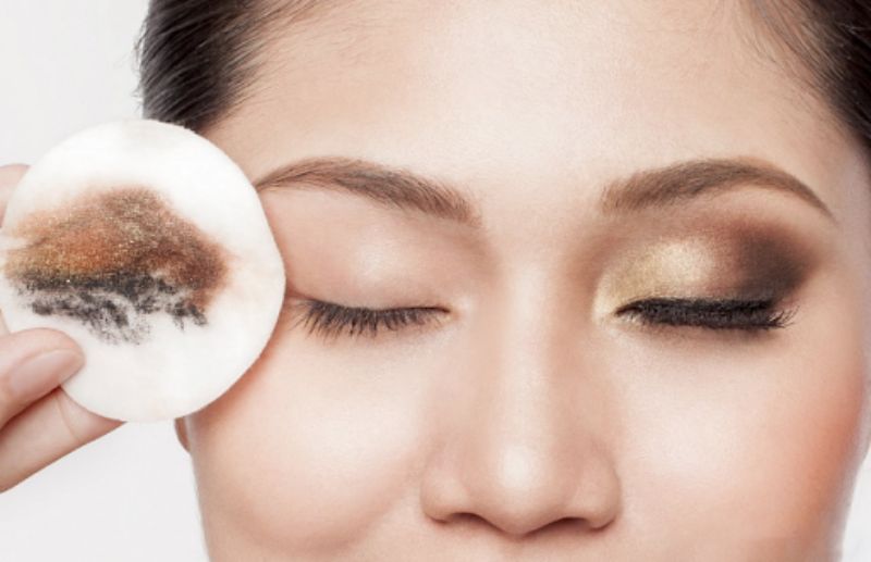 Tẩy bỏ lớp trang điểm