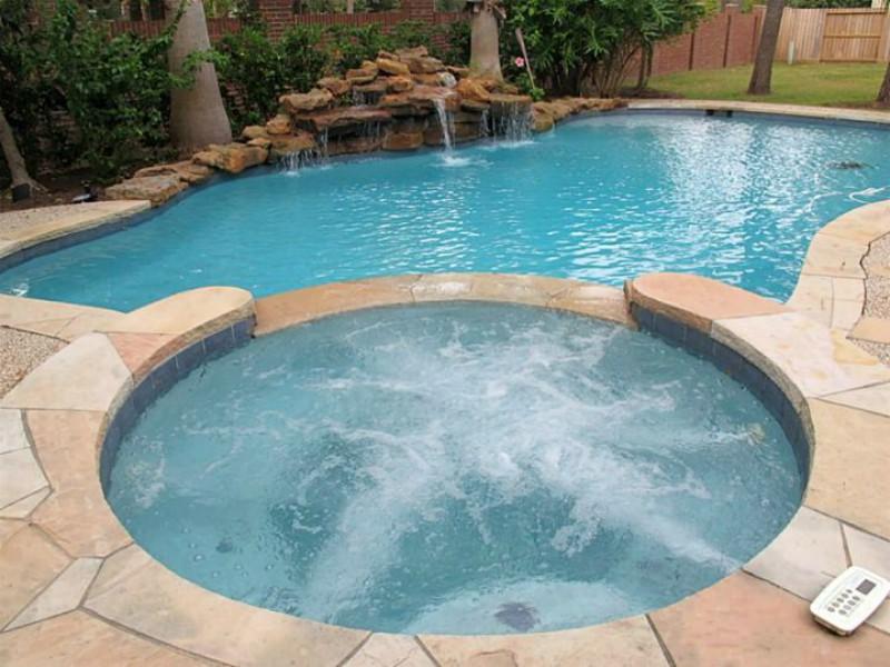 Bể bơi jacuzzi đặt ở ngoài trời