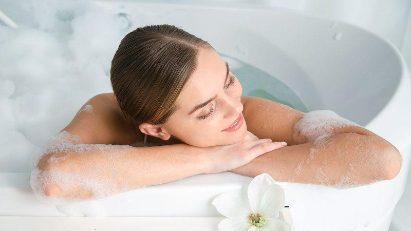Thư giãn cơ thể khi ngâm với nước ấm 