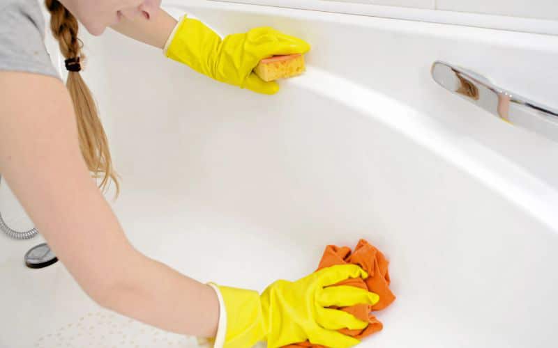 Khi nào nên vệ sinh bồn sục massage?