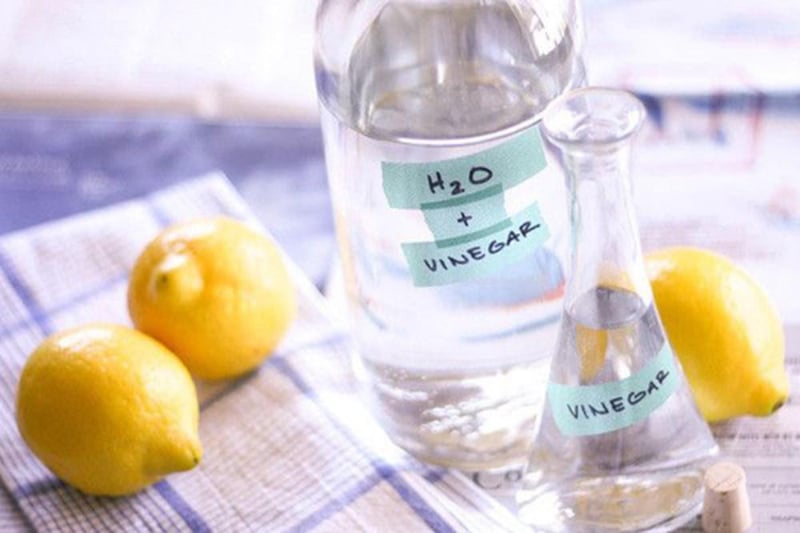 Sử dụng hỗn hợp nước ấm kết hợp chanh và giấm để làm sạch