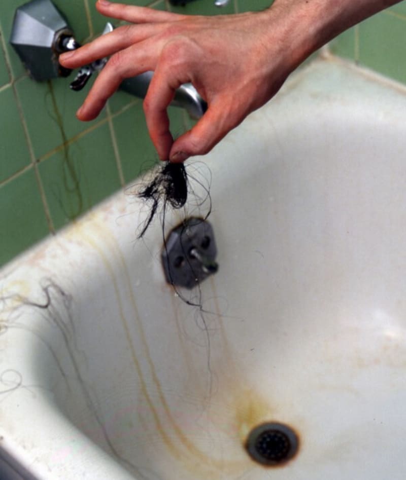 Tóc rơi vào bồn tắm