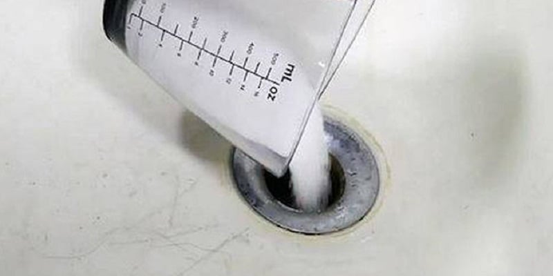 Thông tắc bồn tắm bằng bột thông cống chuyên dụng