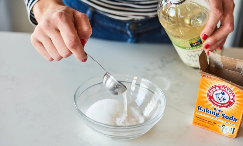 Sử dụng hỗn hợp baking soda và giấm
