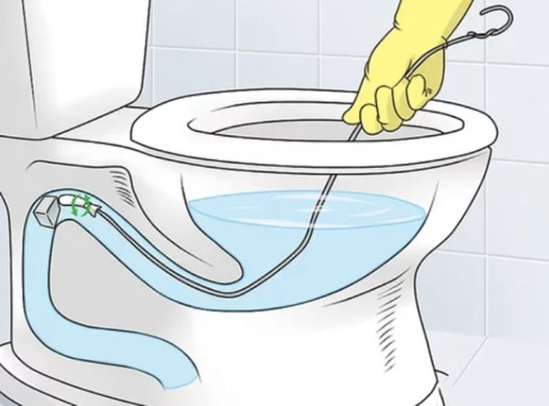 Dùng móc phơi quần áo để thông nghẹt bồn cầu