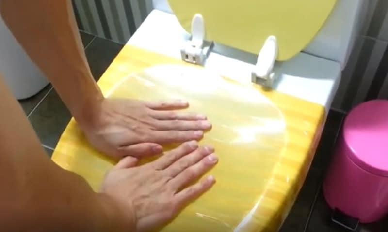 Thông nghẹt bồn cầu bằng băng dính hoặc màng co bọc thực phẩm