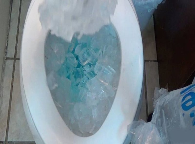 Sử dụng đá lạnh để thông nghẹt bồn cầu