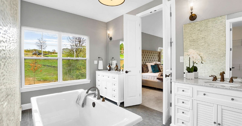 Cửa ra vào của phòng tắm tân cổ điển