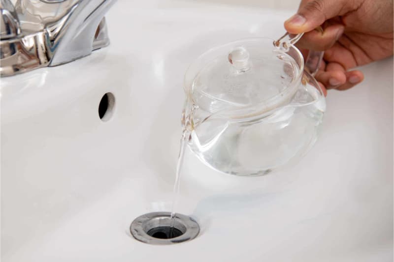 Thông tắc bồn rửa mặt bằng nước sôi