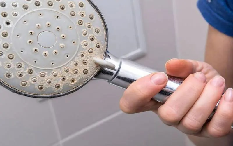 Bề mặt bị ố vàng, bám cặn, rỉ sét