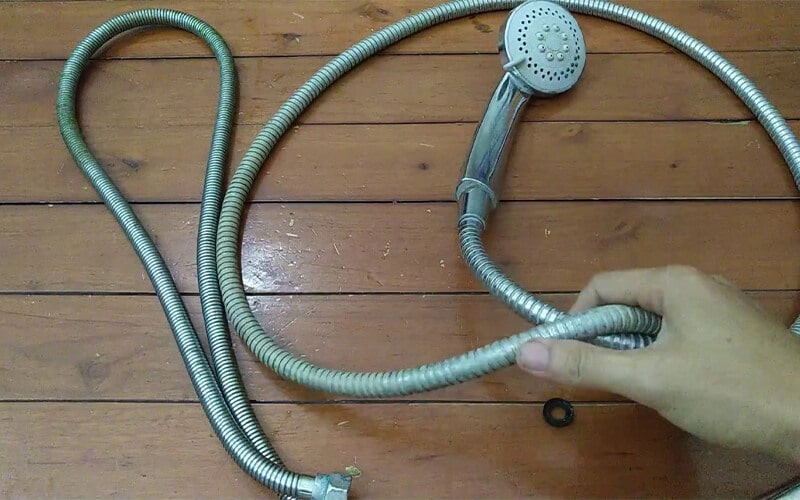 Cách sửa sen tắm bị rỉ nước ở phần dây