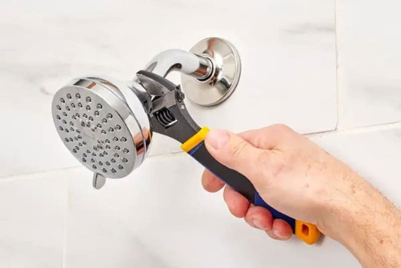 Cách sửa sen tắm bị rỉ nước khi các khớp nối bị lỏng