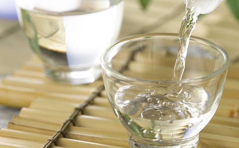 Sử dụng nước nóng kết hợp với giấm trắng