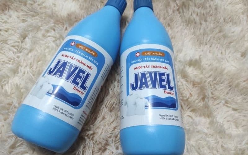 Sử dụng nước Javel hoặc giấm để xử lý vết ố nhẹ