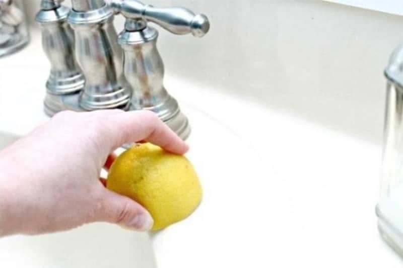 Làm sạch bằng chanh và baking soda