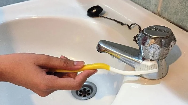 Dùng kem đánh răng để xử lý vết bẩn