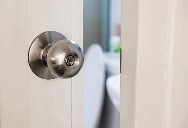 Mở cửa nhà tắm khi không sử dụng