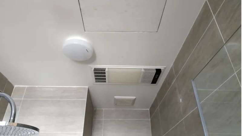 Dùng quạt thông gió để giữ nhà tắm khô ráo